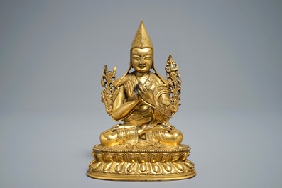 Een Sino-Tibetaanse verguld bronzen bronzen figuur van Tsongkhapa, 17/18e eeuw