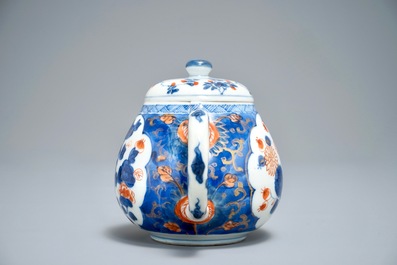 Une th&eacute;i&egrave;re de type cadogan en porcelaine de Chine de style Imari, Kangxi