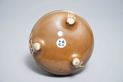 Een Chinese driepotige wierookbrander met slibdecor op bruine fondkleur, Chenghua merk, Ming