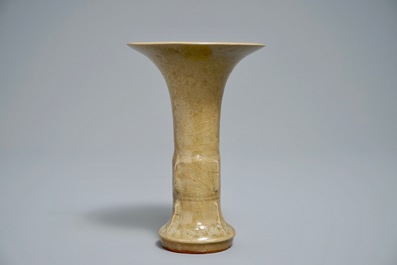 Un vase de forme gu en porcelaine de Chine de Longquan, Song ou apr&egrave;s