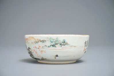 Un bol &agrave; deux compartiments en porcelaine de Chine qianjiang cai, 19/20&egrave;me