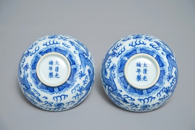 Une paire de bols aux dragons en porcelaine de Chine bleu et blanc, marque de Guangxu, 19/20&egrave;me