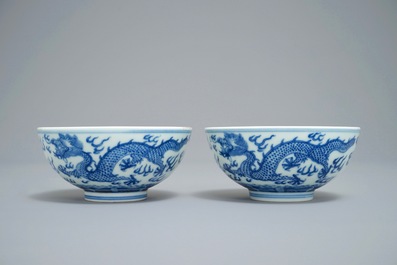 Een paar Chinese blauwwitte drakenkommen, Guangxu merk, 19/20e eeuw