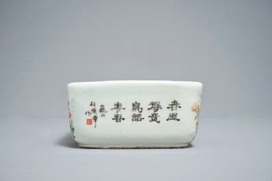 Une jardini&egrave;re de forme rectangulaire en porcelaine de Chine qianjiang cai, 19/20&egrave;me
