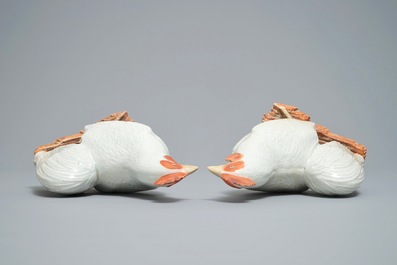 A pair of Japanese Arita models of roosters, Edo, 17th C.