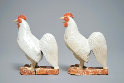 Een paar Japanse Arita modellen van hanen, Edo, 17e eeuw