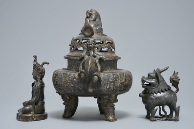 Twee Chinese bronzen wierookbranders en een figuur van Boeddha Shakyamuni, Ming en later
