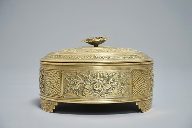 Een rond Chinees dekseldoosje met reli&euml;fdecor in verguld koper, 18/19e eeuw