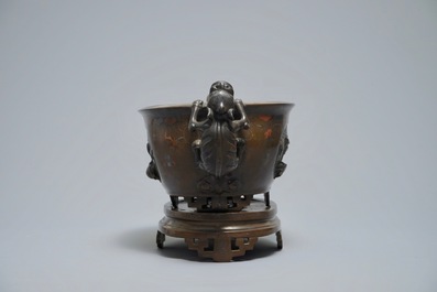 A Chinese silver-inlaid bronze jardini&egrave;re on stand, 19th C.