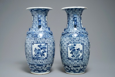 Een paar Chinese blauwwitte vazen met figuratieve medaillons, 19e eeuw