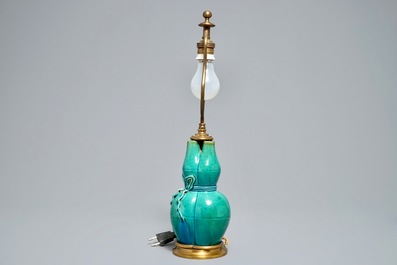 Un vase &agrave; triple col en porcelaine de Chine turquoise monochrome mont&eacute; en bronze comme lampe, 19&egrave;me