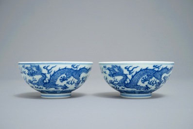 Een paar Chinese blauwwitte drakenkommen, Guangxu merk, 19/20e eeuw