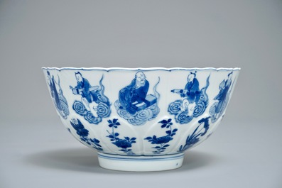 Een Chinese blauwwitte lotusvormige kom met onsterfelijken, Chenghua merk, Kangxi