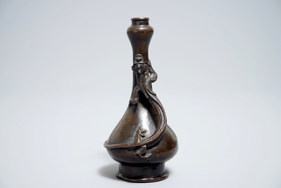 Een Chinese bronzen flesvormige vaas met een chilong, Ming/Qing, 17e eeuw