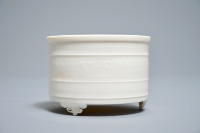 Un br&ucirc;le-parfum de forme cylindrique en porcelaine blanc de Chine de Dehua, 19/20&egrave;me