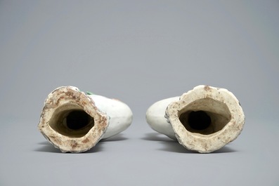 Une paire de mod&egrave;les de grues en porcelaine de Chine famille rose, Qianlong