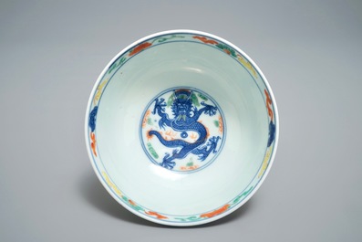 A Chinese wucai bowl with figurative design, Wanli mark, 19/20th C.