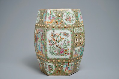 Un tabouret de forme hexagonale en porcelaine de Chine famille rose de Canton, 19&egrave;me