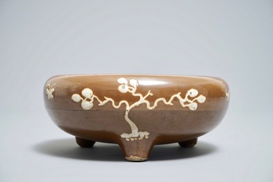 Un br&ucirc;le-parfum tripod &agrave; fond brun monochrome en porcelaine de Chine, marque de Chenghua, Ming