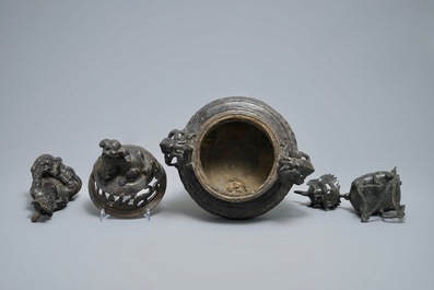 Twee Chinese bronzen wierookbranders en een figuur van Boeddha Shakyamuni, Ming en later