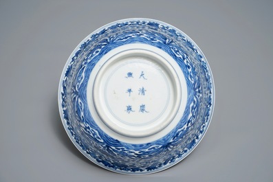 Een Chinese blauwwitte kom met floraal decor, Kangxi merk en periode