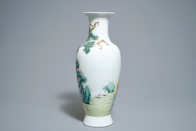 Une paire de vases en porcelaine de Chine famille rose, marque de Hongxian, 20&egrave;me