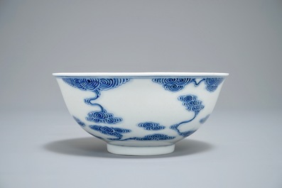Un bol en porcelaine de Chine bleu et blanc &agrave; d&eacute;cor de nuages, marque de Guangxu, 19/20&egrave;me