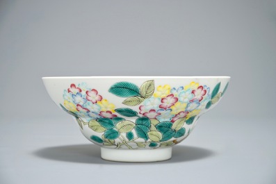 Een Chinese famille rose kom, Jiangxi Porcelain Company, Republiek, 20e eeuw