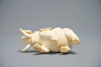 A Chinese carved ivory model of an elephant, 19/20th C.