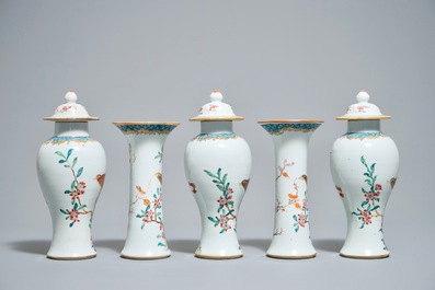 Une garniture de cinq vases en porcelaine de Chine famille rose &agrave; d&eacute;cor d'oiseaux, Yongzheng/Qianlong
