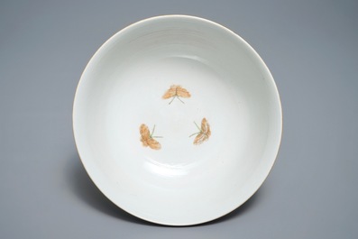 Un bol en porcelaine de Chine famille rose &agrave; d&eacute;cor d'insectes, marque de Guangxu, 19/20&egrave;me