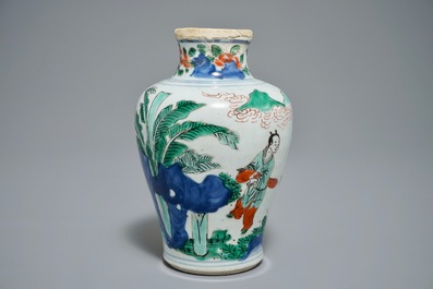 Un vase en porcelaine de Chine wucai &agrave; d&eacute;cor mythologique, &eacute;poque Transition