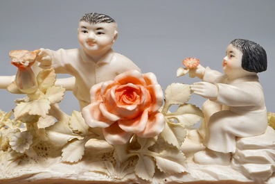 Un groupe en ivoire sculpt&eacute; polychrome aux enfants chassant des papillons et un d'une dame, Chine, 1&egrave;re moiti&eacute; du 20&egrave;me
