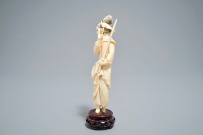 Een fijne Chinese ivoren figuur van de vrouwelijke krijger Hua Mulan, 1e helft 20e eeuw