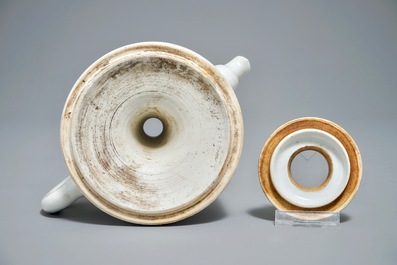 Une th&eacute;i&egrave;re en porcelaine de Chine qianjiang cai &agrave; d&eacute;cor floral, 19/20&egrave;me