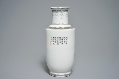 Un vase de forme rouleau en porcelaine de Chine famille rose, marque de Qianlong, R&eacute;publique, 20&egrave;me