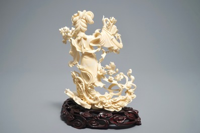 Een Chinese ivoren figuur van Lan Cai He, 1e helft 20e eeuw