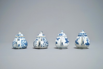 Vier Chinese blauwwitte meloenvormige theepotjes, Kangxi