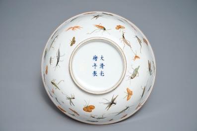 Un bol en porcelaine de Chine famille rose &agrave; d&eacute;cor d'insectes, marque de Guangxu, 19/20&egrave;me