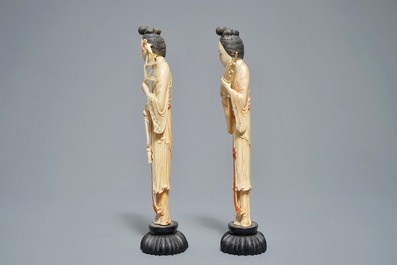 Deux figures de femmes en ivoire sculpt&eacute; sur socles en bois, Chine, 19/20&egrave;me