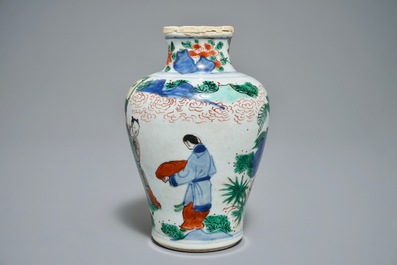 Un vase en porcelaine de Chine wucai &agrave; d&eacute;cor mythologique, &eacute;poque Transition