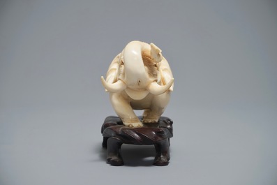 A Chinese carved ivory model of an elephant, 19/20th C.