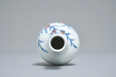 Un vase &agrave; d&eacute;cor 'sanduo' en porcelaine de Chine bleu, blanc et rouge, marque de Kangxi, 19/20&egrave;me