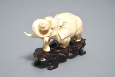 A Chinese carved ivory model of an elephant, 19/20th C.