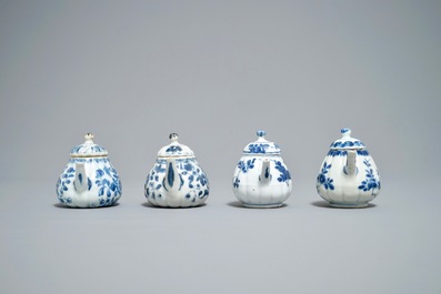 Quatre th&eacute;i&egrave;res en forme de citrouille en porcelaine de Chine bleu et blanc, Kangxi