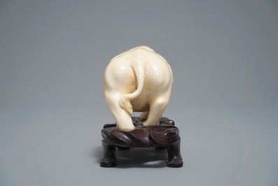 Un mod&egrave;le d'un &eacute;l&eacute;phant en ivoire sculpt&eacute;, Chine, 19/20&egrave;me