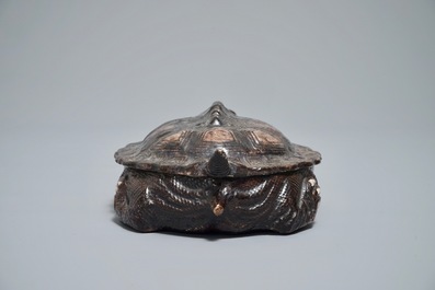 Een Chinese dekselterrine in de vorm van een schildpad in bruin op biscuit, Qianlong