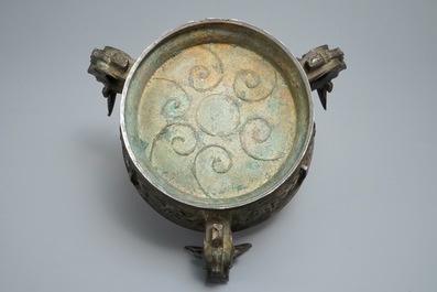An unusual Chinese &lsquo;gui&rsquo; bronze ritual vessel of unusual shape with three ears, 18/19th C.