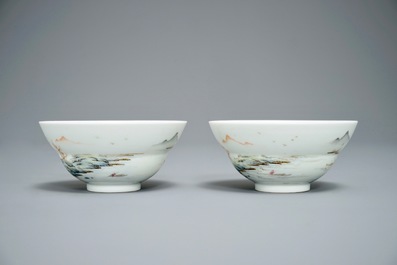 Une paire de bols &agrave; th&eacute; en porcelaine de Chine famille rose, marque de Qianlong, 20&egrave;me