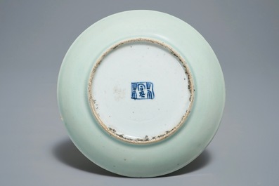 Une coupe en porcelaine de Chine famille rose sur fond c&eacute;ladon &agrave; d&eacute;cor &eacute;rotique, 19&egrave;me